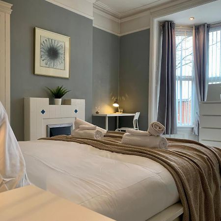 Somerford Place - 6 Beds - Sleeps 12 - Parks 2-3 Cars/Vans Willenhall Eksteriør bilde