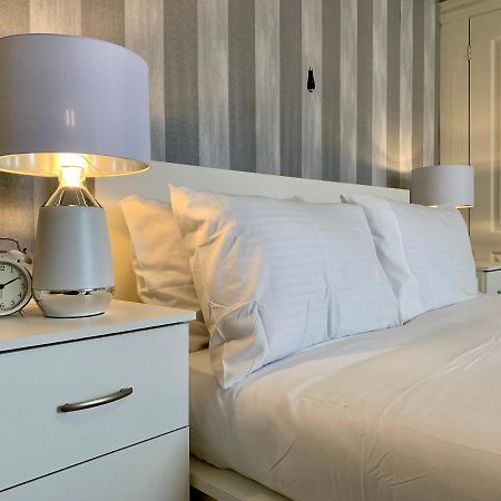 Somerford Place - 6 Beds - Sleeps 12 - Parks 2-3 Cars/Vans Willenhall Eksteriør bilde