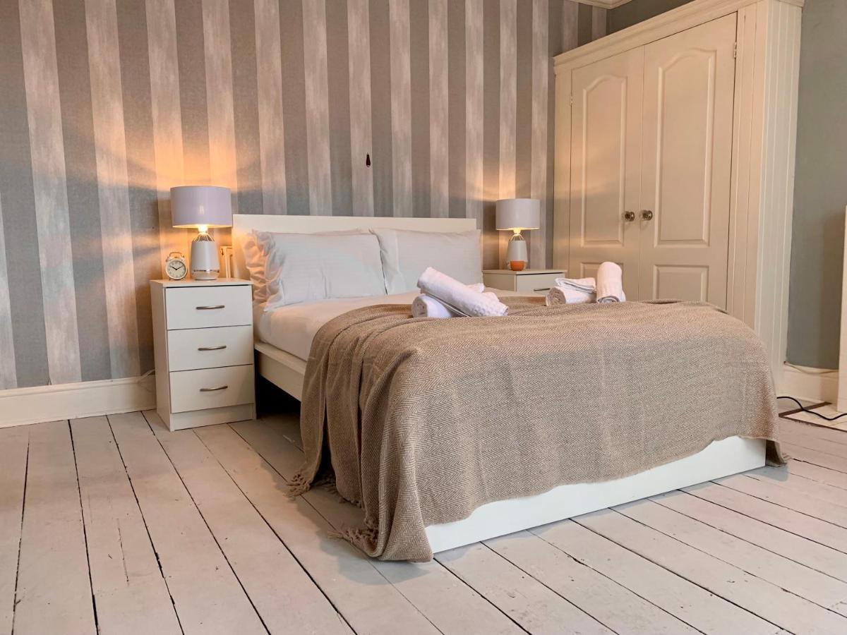 Somerford Place - 6 Beds - Sleeps 12 - Parks 2-3 Cars/Vans Willenhall Eksteriør bilde
