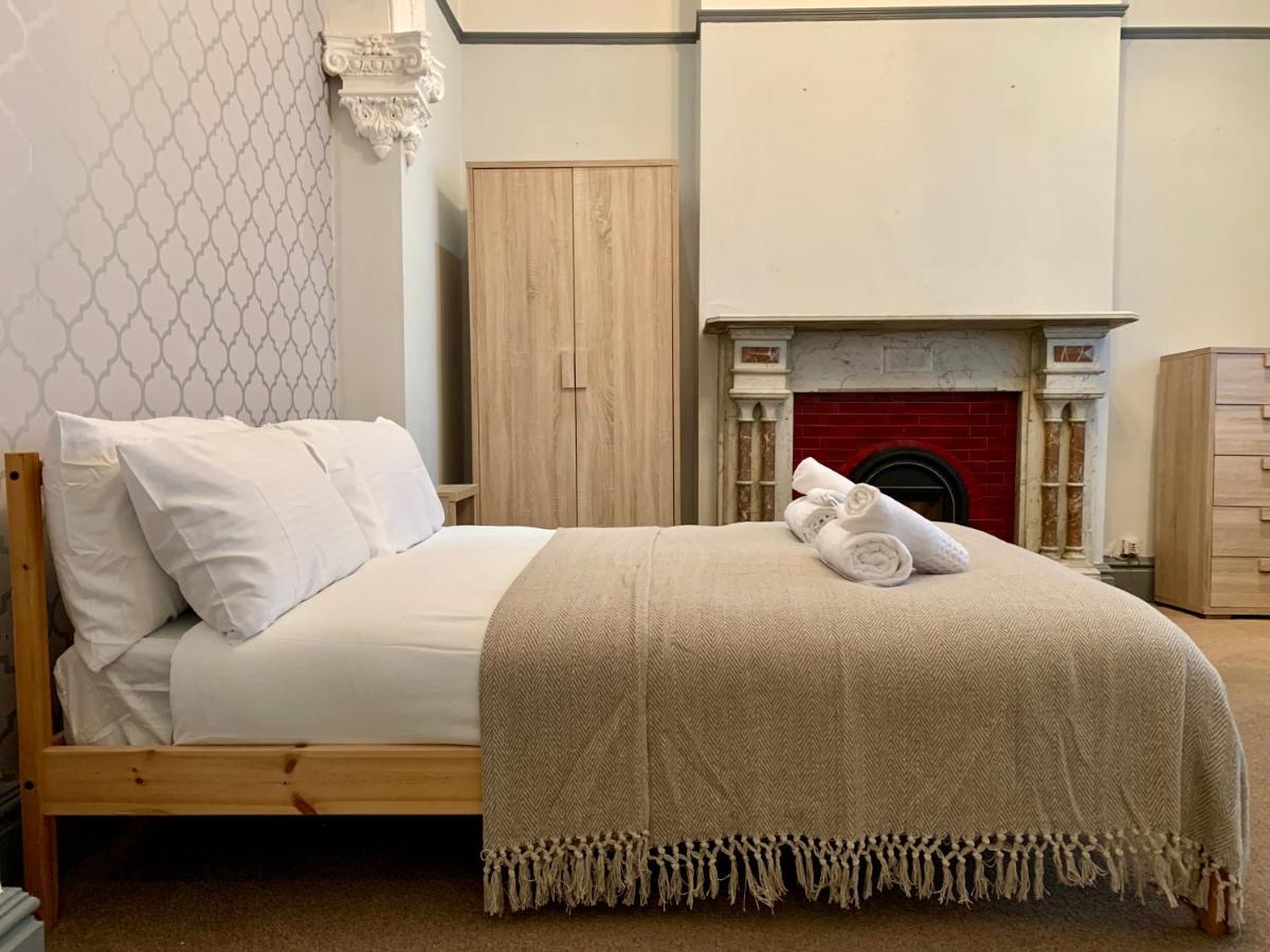 Somerford Place - 6 Beds - Sleeps 12 - Parks 2-3 Cars/Vans Willenhall Eksteriør bilde