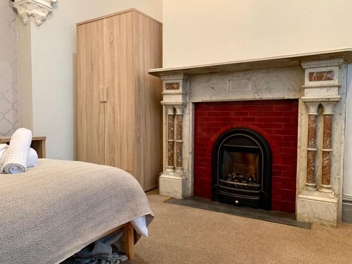 Somerford Place - 6 Beds - Sleeps 12 - Parks 2-3 Cars/Vans Willenhall Eksteriør bilde