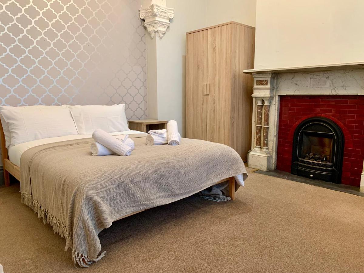 Somerford Place - 6 Beds - Sleeps 12 - Parks 2-3 Cars/Vans Willenhall Eksteriør bilde