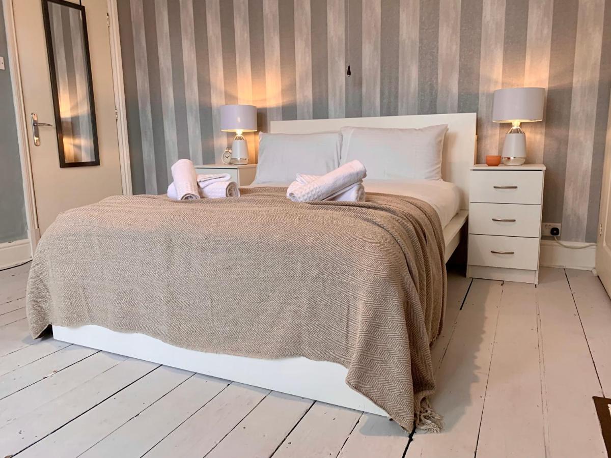 Somerford Place - 6 Beds - Sleeps 12 - Parks 2-3 Cars/Vans Willenhall Eksteriør bilde