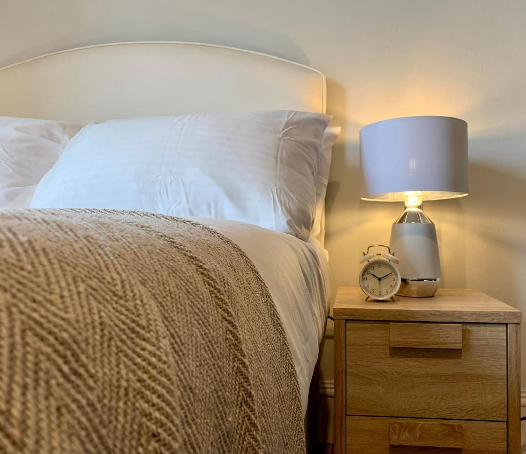 Somerford Place - 6 Beds - Sleeps 12 - Parks 2-3 Cars/Vans Willenhall Eksteriør bilde