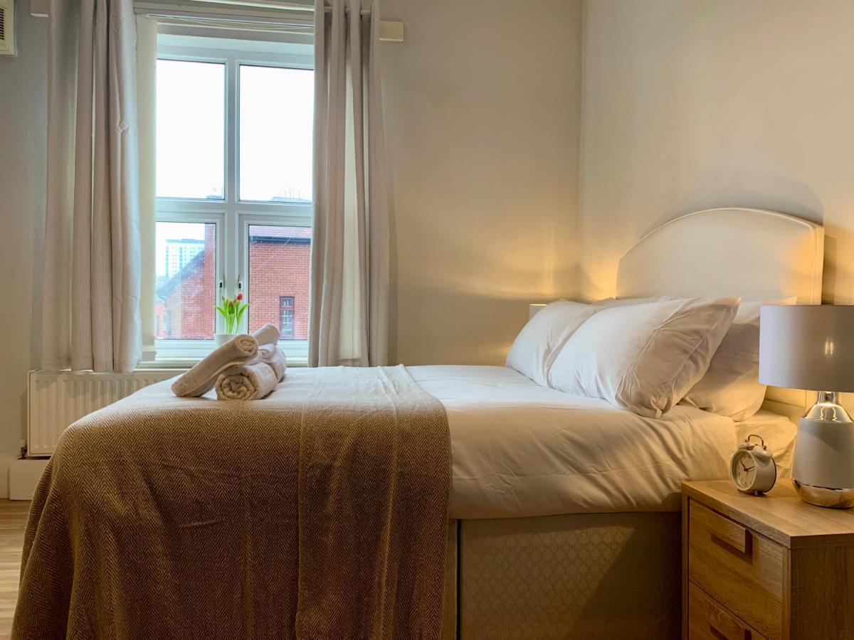 Somerford Place - 6 Beds - Sleeps 12 - Parks 2-3 Cars/Vans Willenhall Eksteriør bilde