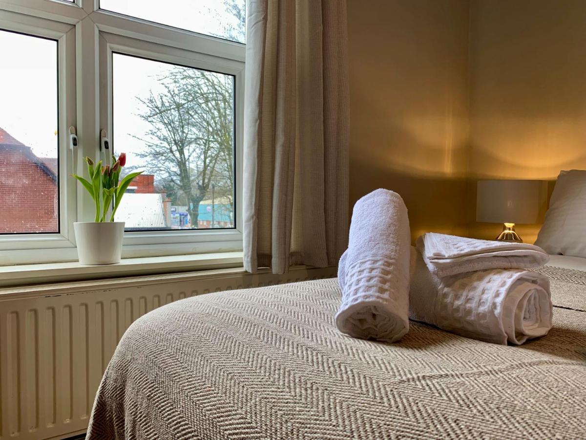 Somerford Place - 6 Beds - Sleeps 12 - Parks 2-3 Cars/Vans Willenhall Eksteriør bilde