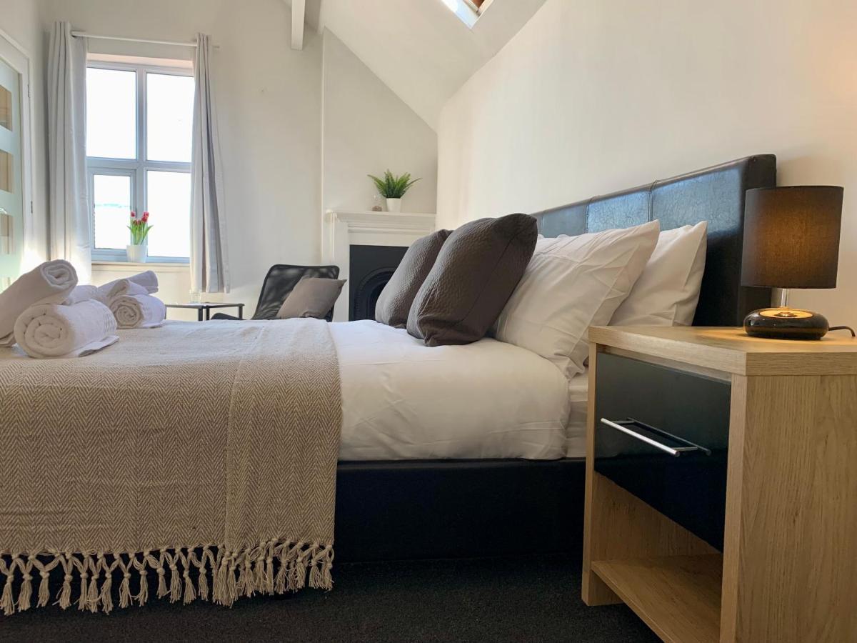 Somerford Place - 6 Beds - Sleeps 12 - Parks 2-3 Cars/Vans Willenhall Eksteriør bilde