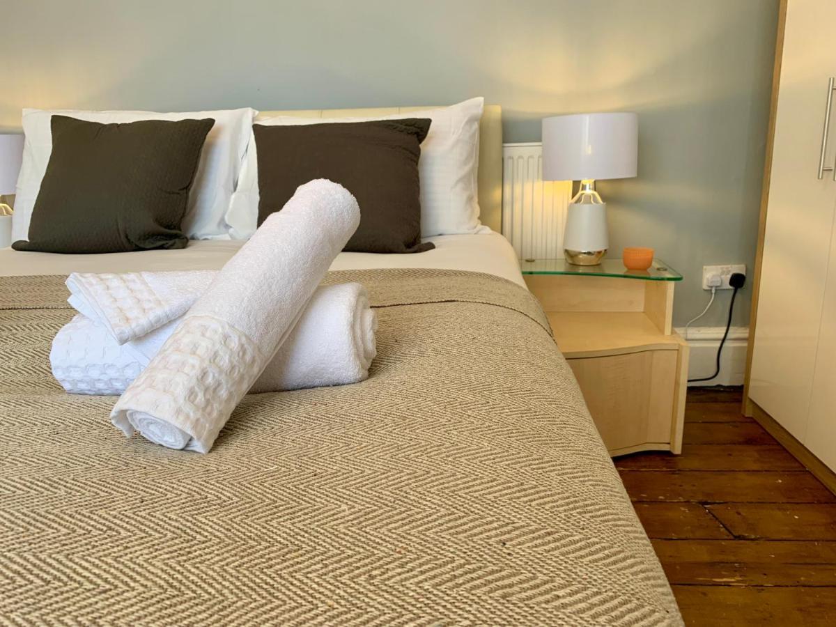 Somerford Place - 6 Beds - Sleeps 12 - Parks 2-3 Cars/Vans Willenhall Eksteriør bilde