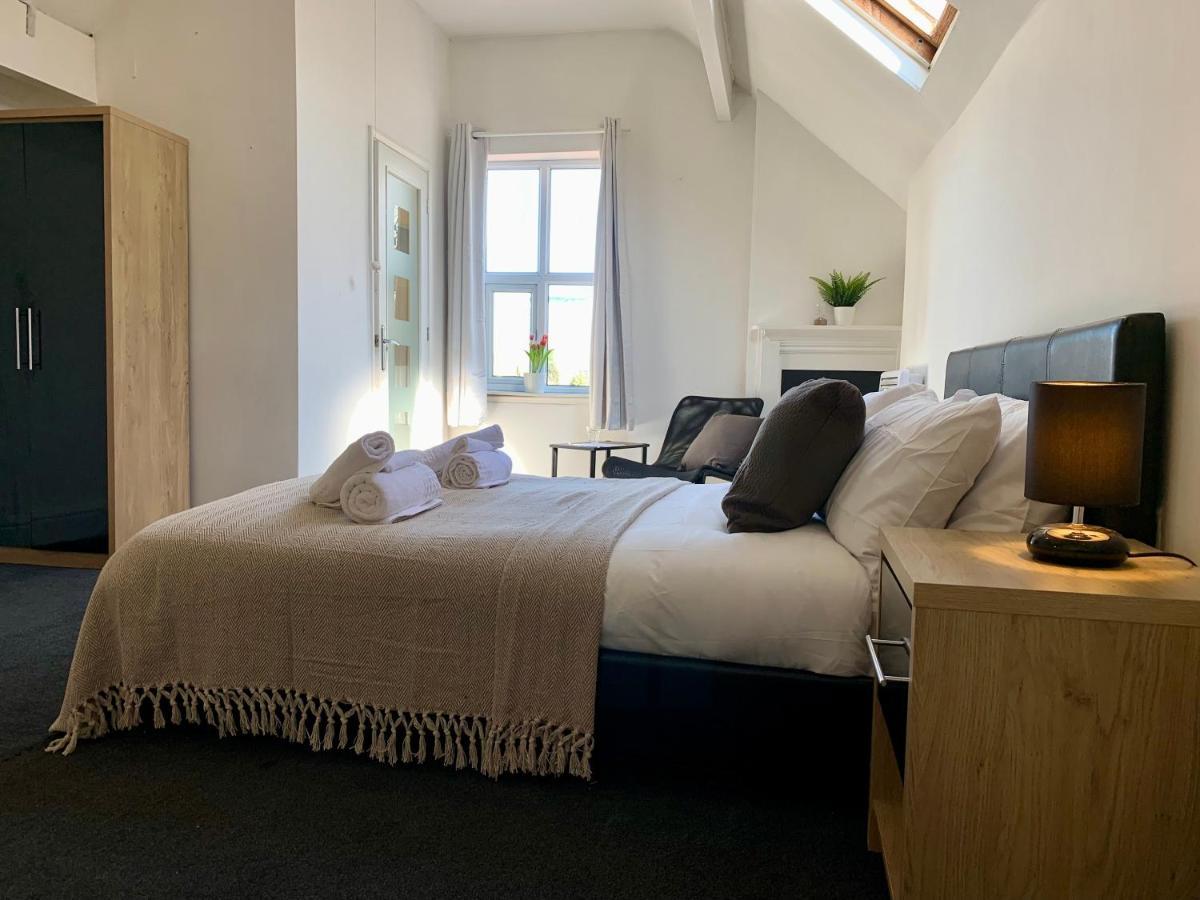 Somerford Place - 6 Beds - Sleeps 12 - Parks 2-3 Cars/Vans Willenhall Eksteriør bilde