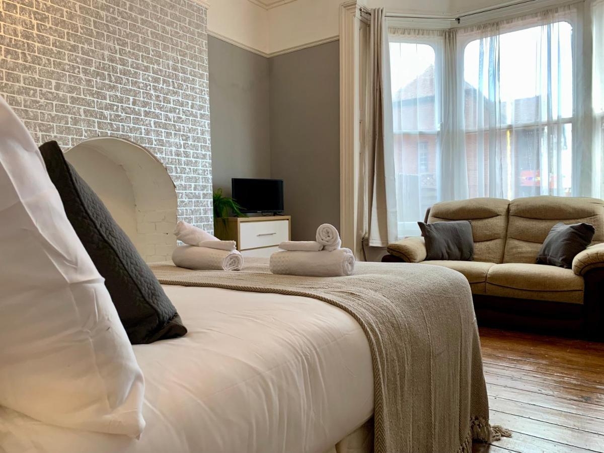 Somerford Place - 6 Beds - Sleeps 12 - Parks 2-3 Cars/Vans Willenhall Eksteriør bilde
